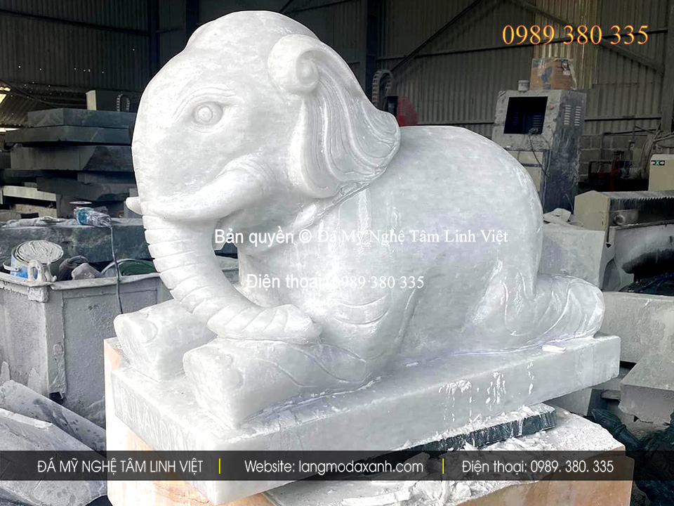 Cặp voi đá được chế tác tại cơ sở Đá Mỹ Nghệ Tâm Linh Việt