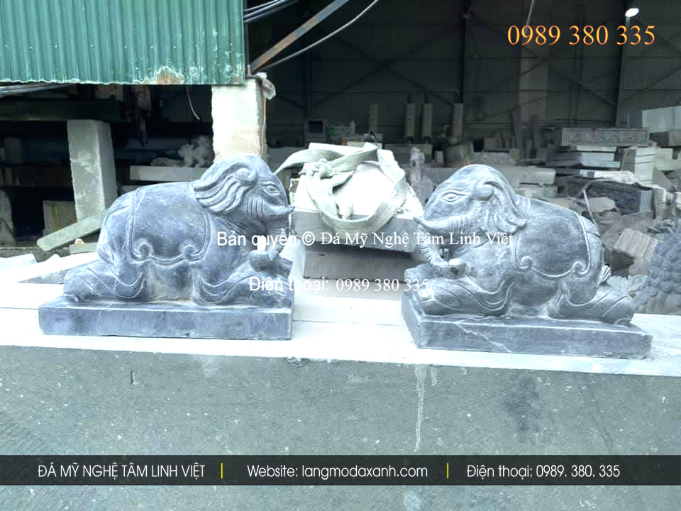 Cặp voi đá được chế tác tại cơ sở Đá Mỹ Nghệ Tâm Linh Việt