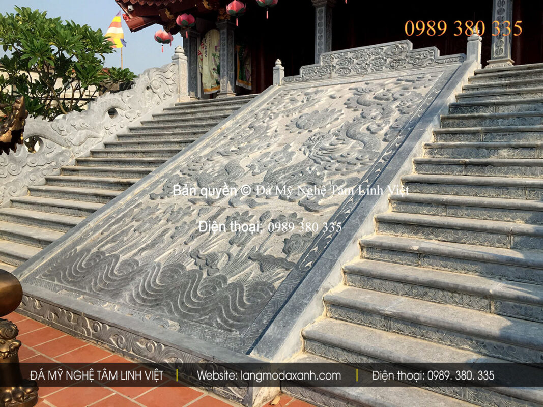 Mẫu chiếu đá đặt tại từ đường, đình chùa bằng đá xanh nguyên khối, hoa văn rồng chầu mặt nguyệt, mang ý nghĩa phong thủy sâu sắc