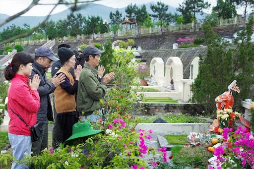 Nghi lễ cúng tạ mộ là một truyền thống lâu đời trong văn hóa người Việt
