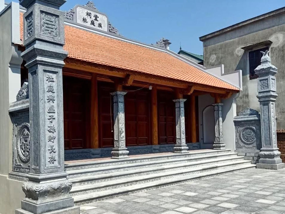Cột đá nhà thờ họ chạm khắc tinh xảo