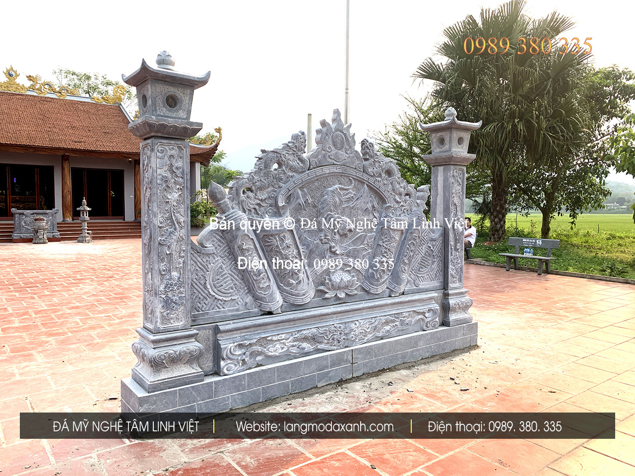 Cuốn thư đá chạm khắc tinh xảo đặt trước nhà thờ họ