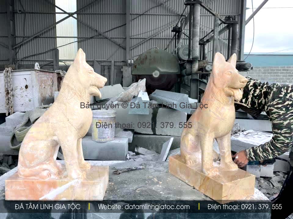 Tượng chó đá trấn giữ trước cổng nhà thờ họ