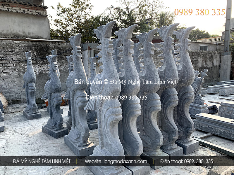 Hạc đá thờ cúng đặt cạnh bàn thờ nhà thờ họ