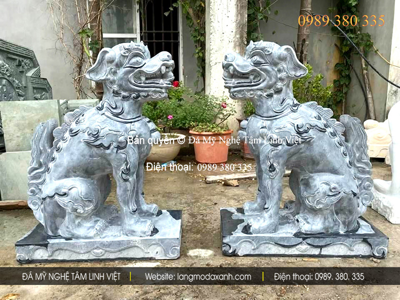 Tượng nghê đá trấn giữ trước cổng nhà thờ họ