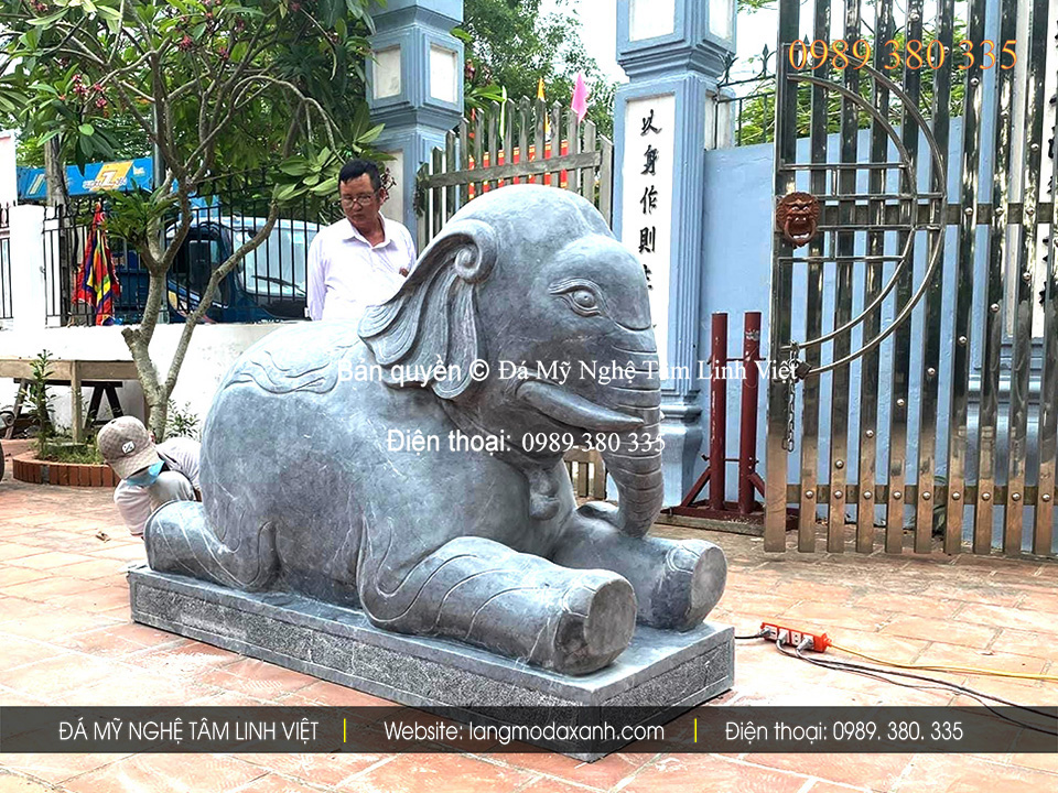 Tượng voi đá phong thủy đặt trước nhà thờ họ