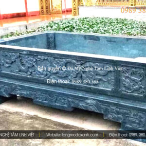 Chậu trồng cây đá xanh rêu nguyên khối, hoa văn chạm khắc tinh xảo, màu sắc cổ kính