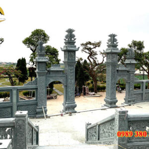 Mẫu cổng đá xanh rêu cao cấp, bền đẹp, chạm khắc tinh xảo